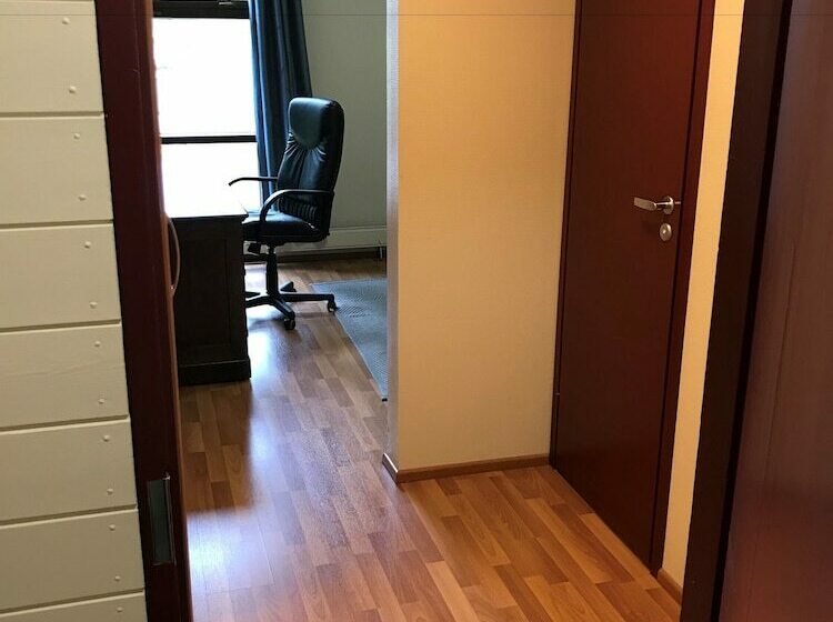 חדר סטנדרט יחיד, Li Kiteenhovi