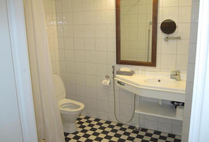 スーペリアールーム, Liravintola Alma