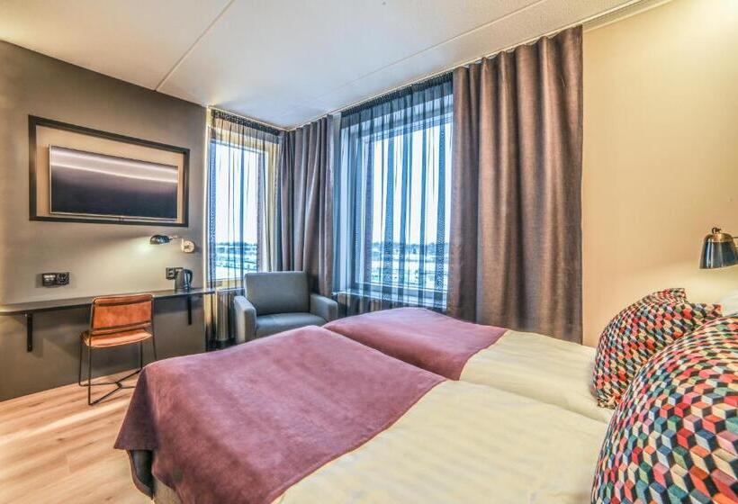 スーペリアールーム, Liravintola Alma