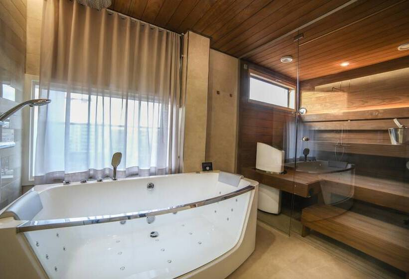 キングサイズベッドのエクゼクティブ, Liravintola Alma