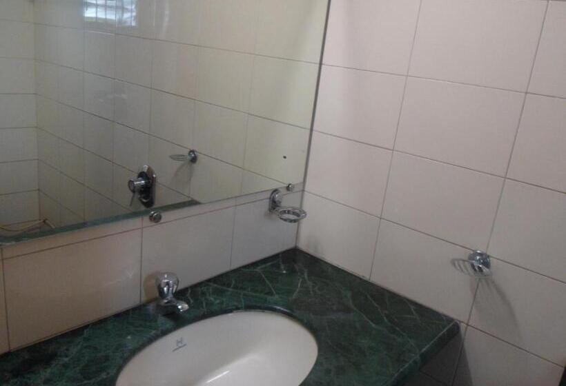 חדר דלוקס, Pooja International