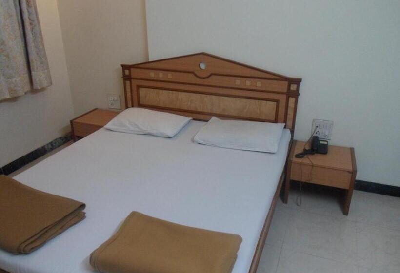 חדר דלוקס, Pooja International