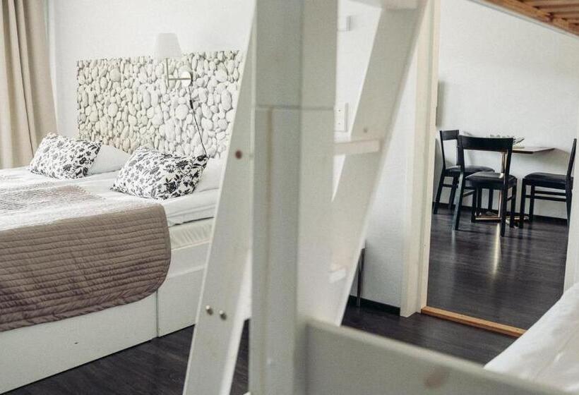 חדר משפחתי, Ukko