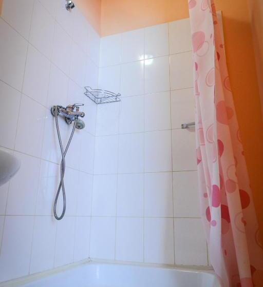 מיטה בחדר משותף, Uyut