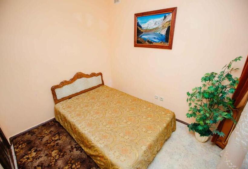 דירת חדר אקונומי, Uyut