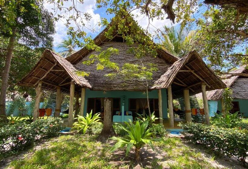 بنجلو قياسى مطلّ علي الحديقة, Butiama Beach Lodge