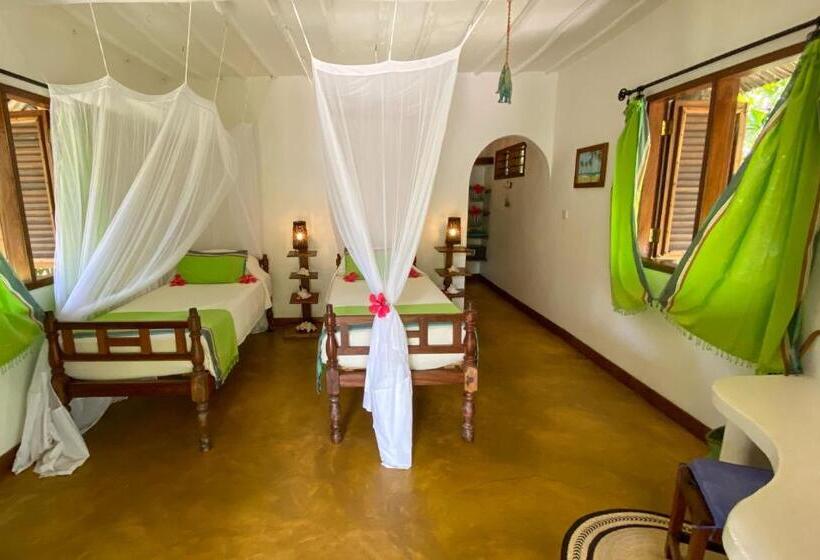 بنجلو قياسى مطلّ علي الحديقة, Butiama Beach Lodge