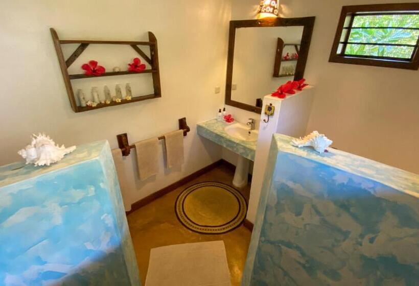 بنجلو قياسى مطلّ علي الحديقة, Butiama Beach Lodge