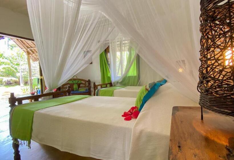 بنجلو قياسى مطلّ علي الحديقة, Butiama Beach Lodge
