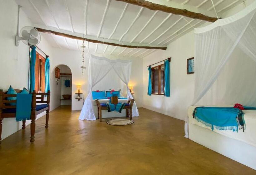 بنجلو قياسى مطلّ علي الحديقة, Butiama Beach Lodge