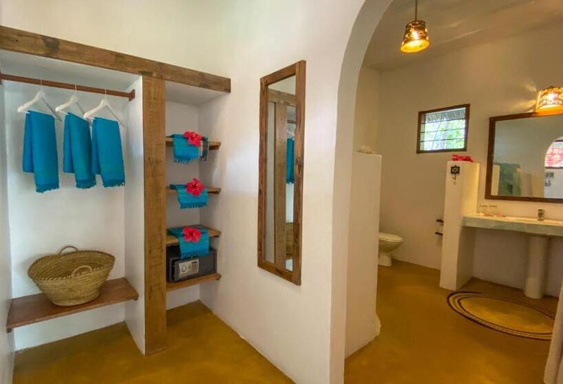 بنجلو قياسى مطلّ علي الحديقة, Butiama Beach Lodge