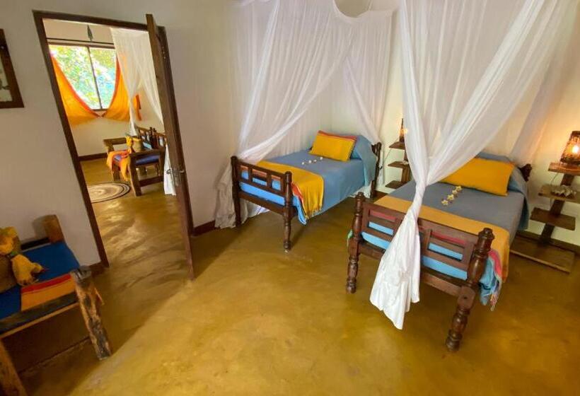 بنجلو قياسى مطلّ علي الحديقة, Butiama Beach Lodge