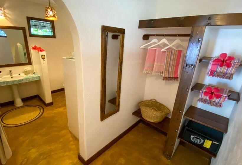 بنجلو قياسى مطلّ علي الحديقة, Butiama Beach Lodge