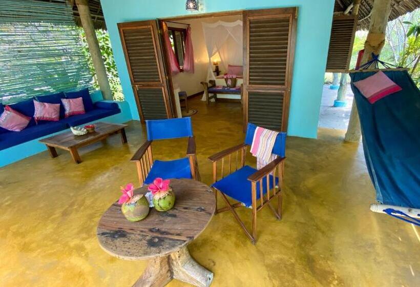 بنجلو قياسى مطلّ علي الحديقة, Butiama Beach Lodge