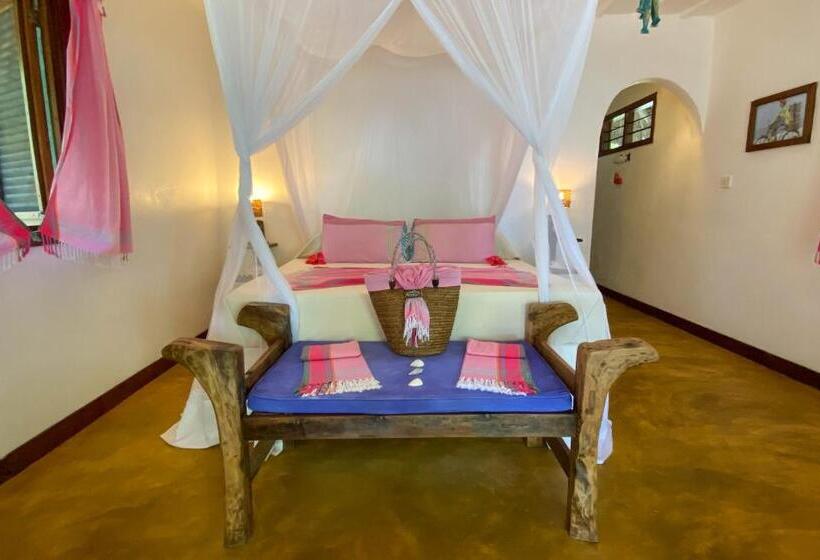 بنجلو قياسى مطلّ علي الحديقة, Butiama Beach Lodge