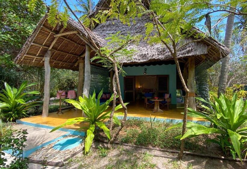 بنجلو قياسى مطلّ علي الحديقة, Butiama Beach Lodge