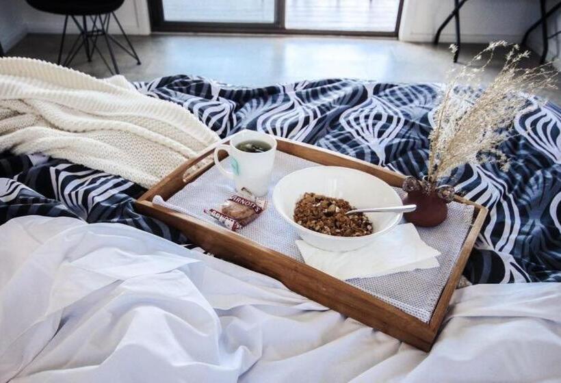 패밀리 룸, Buchan Motel