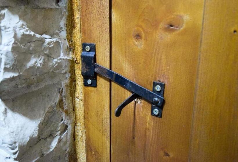 جناح جونيور, Aqueduct Inn