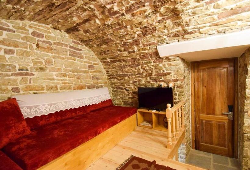 جناح عائلي, Aqueduct Inn