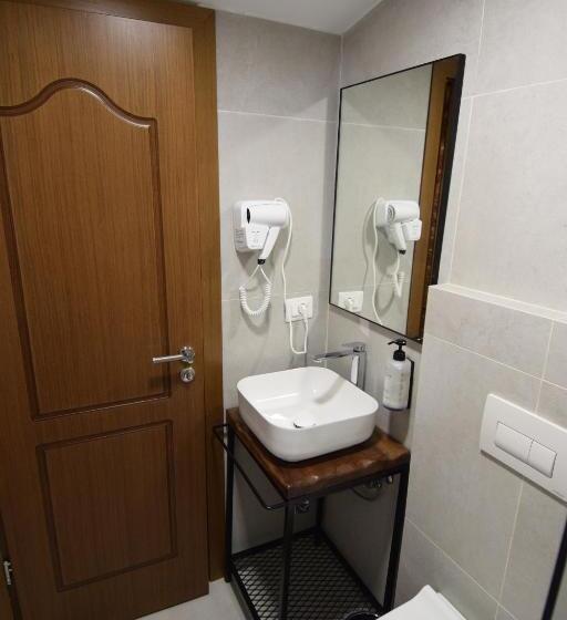 جناح عائلي, Aqueduct Inn