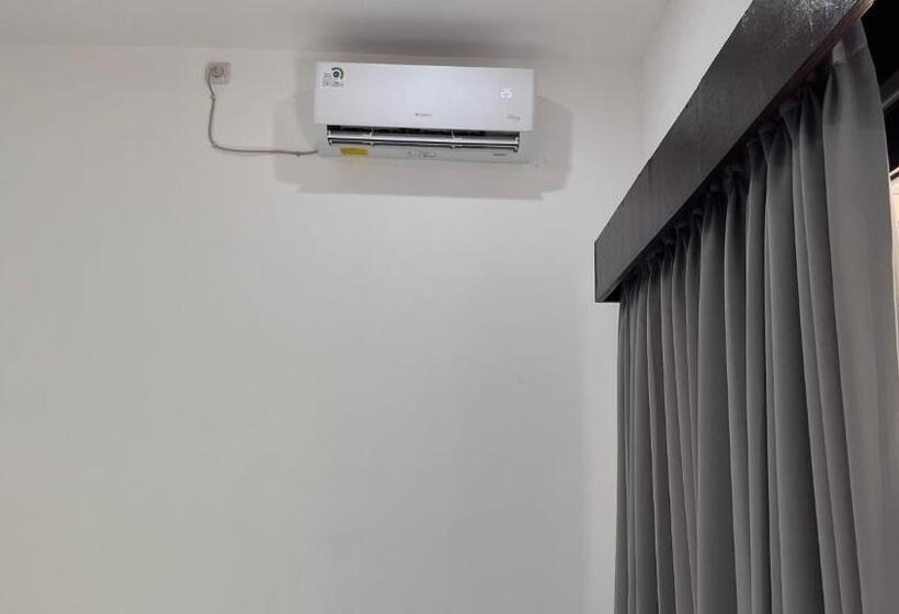 חדר דלוקס, Rega House