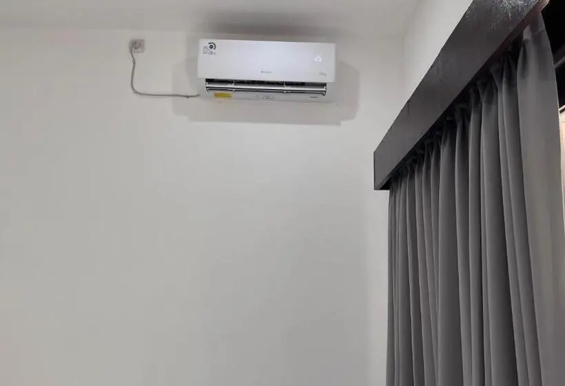 Camera Deluxe, Rega House