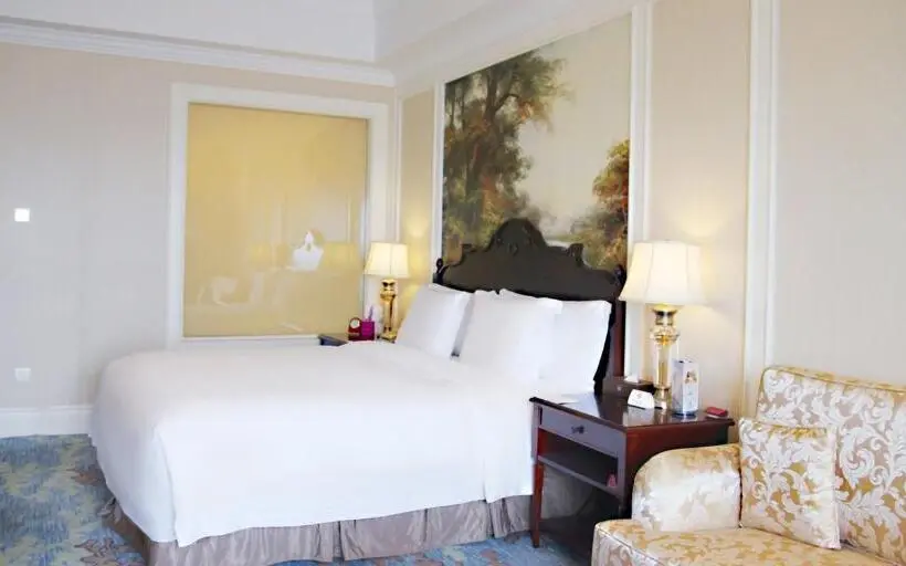 Club Room King Bed, Crowne Plaza Ocean Spring Resort, An Ihg