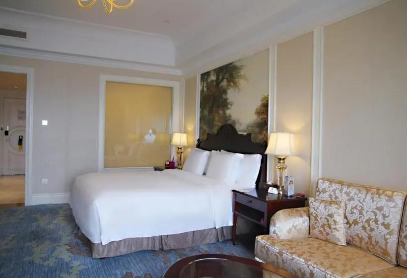 Club Room King Bed, Crowne Plaza Ocean Spring Resort, An Ihg