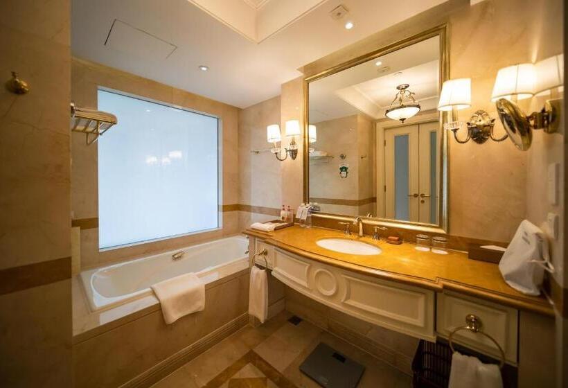 Club Room King Bed, Crowne Plaza Ocean Spring Resort, An Ihg