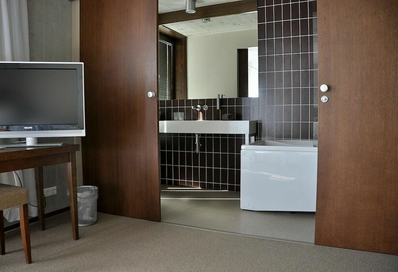 ジュニアスイート, Johan Spa