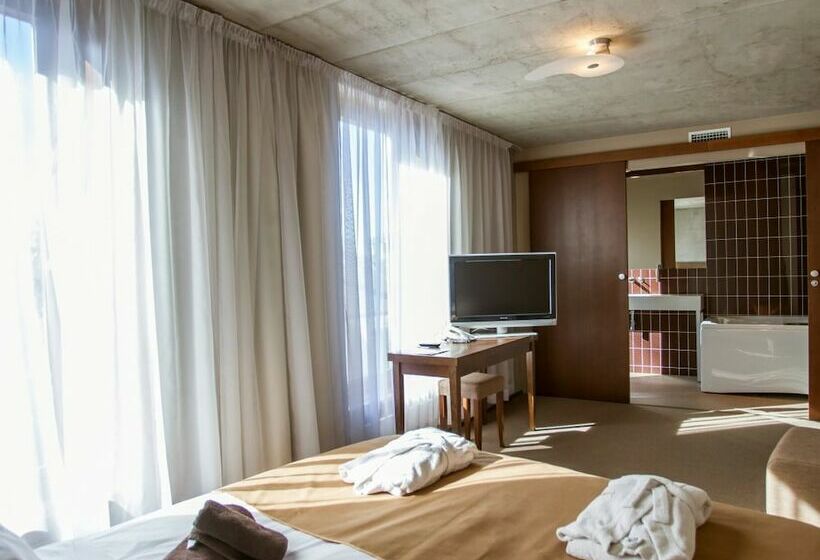 سوییت جونیور, Johan Spa