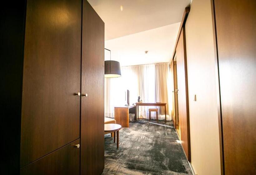 ジュニアスイート, Johan Spa