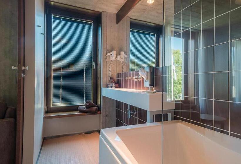 ジュニアスイート, Johan Spa