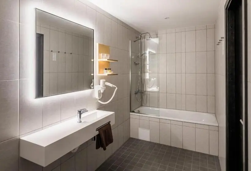 اتاق خانوادگی, Johan Spa