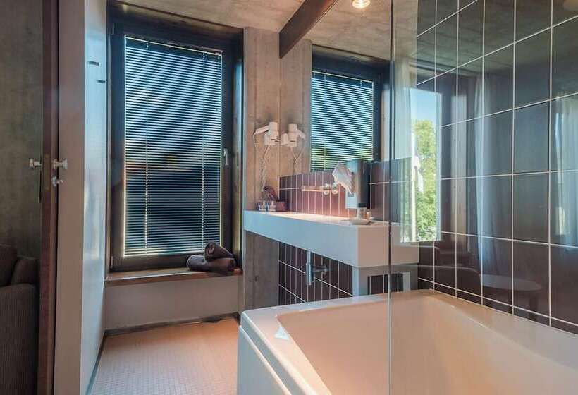 ジュニアスイート, Johan Spa