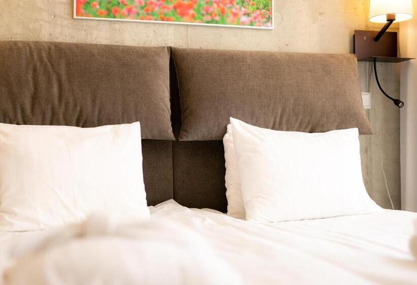 ジュニアスイート, Johan Spa