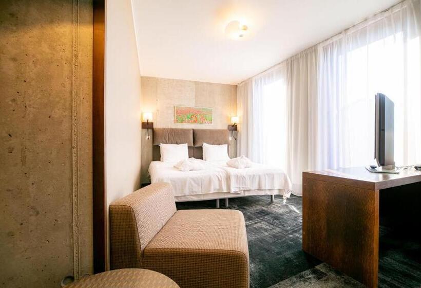 ジュニアスイート, Johan Spa