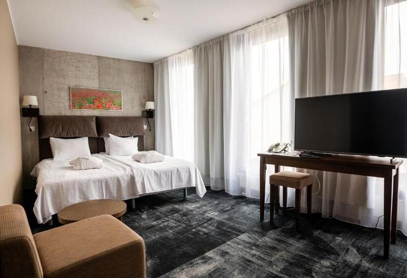 ジュニアスイート, Johan Spa