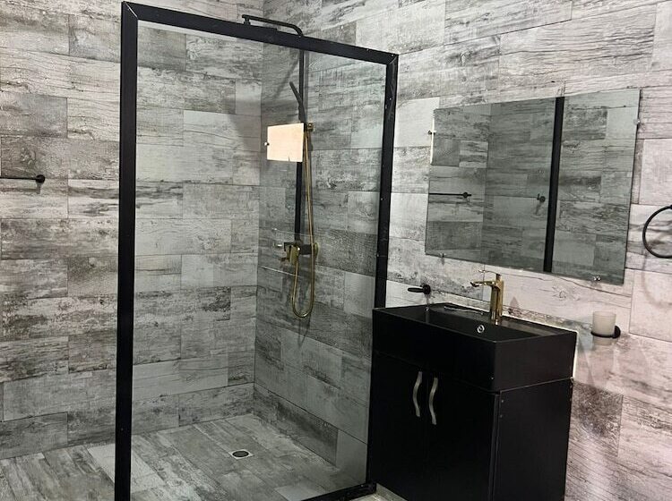 اتاق خانوادگی, Guest House Nohfy