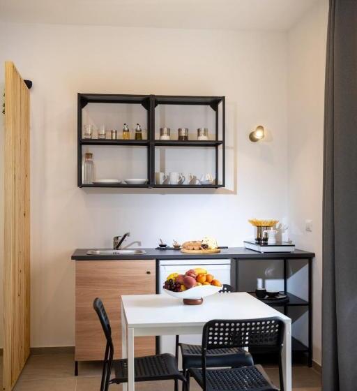 اتاق سوپریور سه تخته, Mamerì Central Rooms