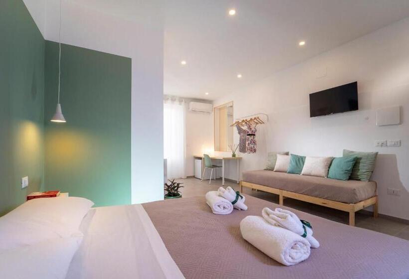 غرفة قياسية ثلاثية مزودة بشرفة, Mamerì Central Rooms