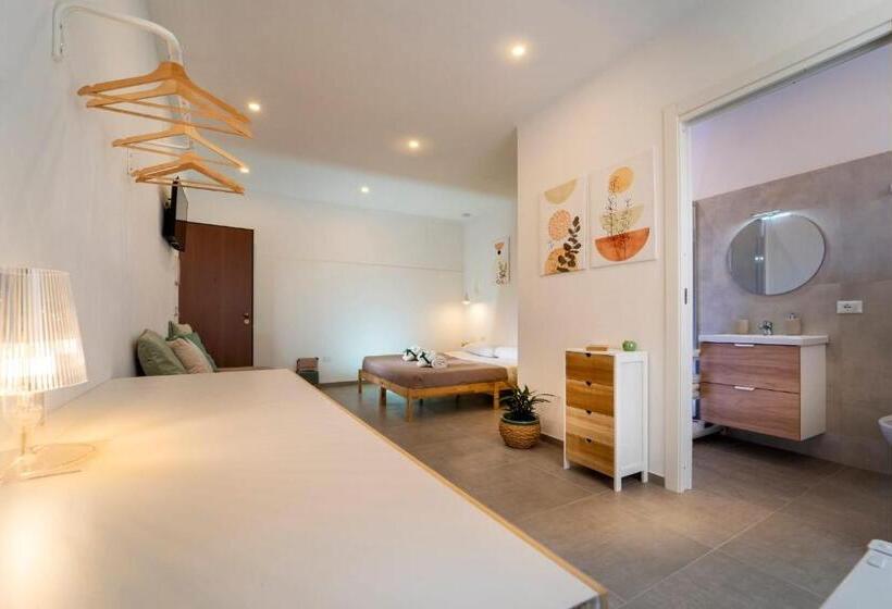 اتاق استاندارد سه تخته با بالکن, Mamerì Central Rooms