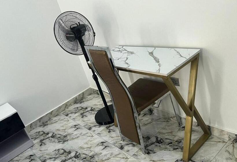 اتاق لوکس یک تخته, Ayinde Homes