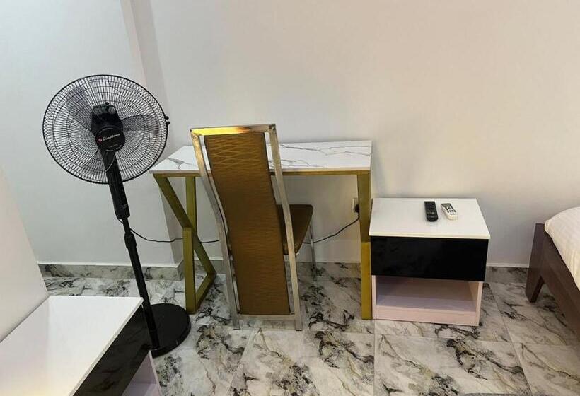 اتاق لوکس یک تخته, Ayinde Homes