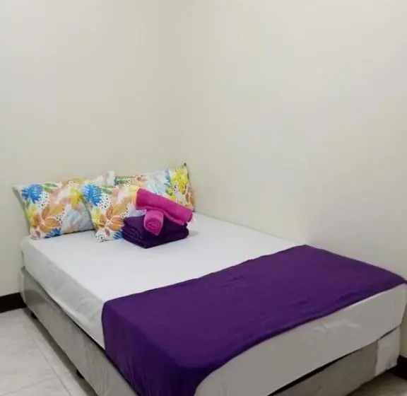 スタンダードスタジオ, Flora S Place In Winland Towers Condominium