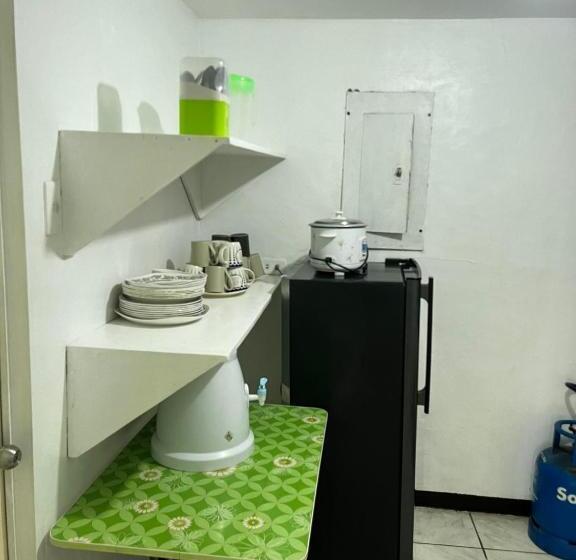 דירת שלושה חדרים, Flora S Place In Winland Towers Condominium