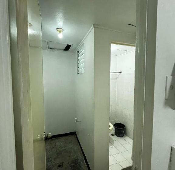 דירת שלושה חדרים, Flora S Place In Winland Towers Condominium