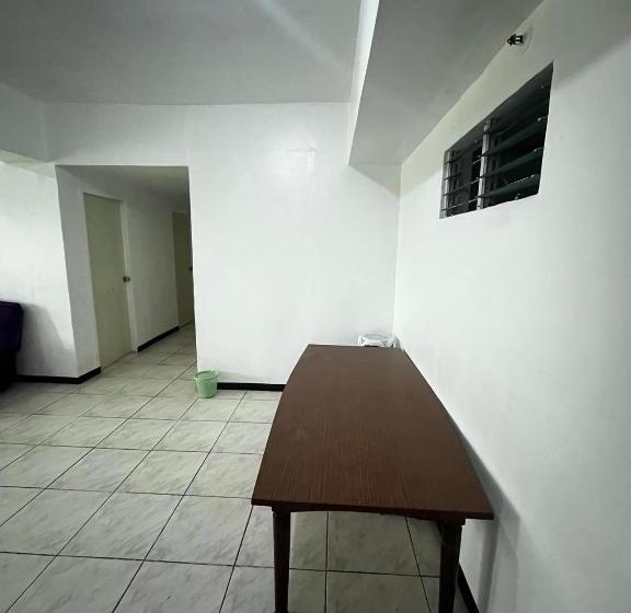 דירת שלושה חדרים, Flora S Place In Winland Towers Condominium