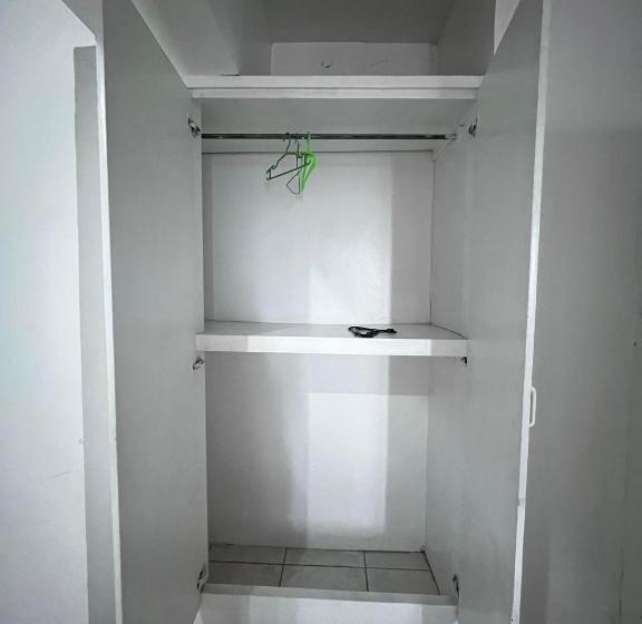 דירת שלושה חדרים, Flora S Place In Winland Towers Condominium