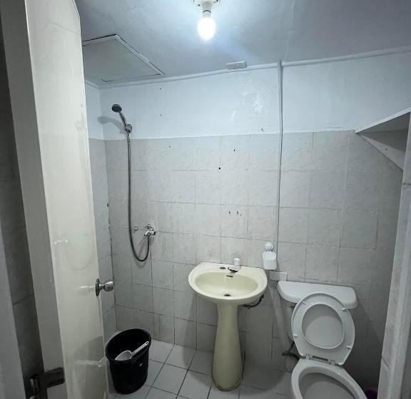 דירת שלושה חדרים, Flora S Place In Winland Towers Condominium